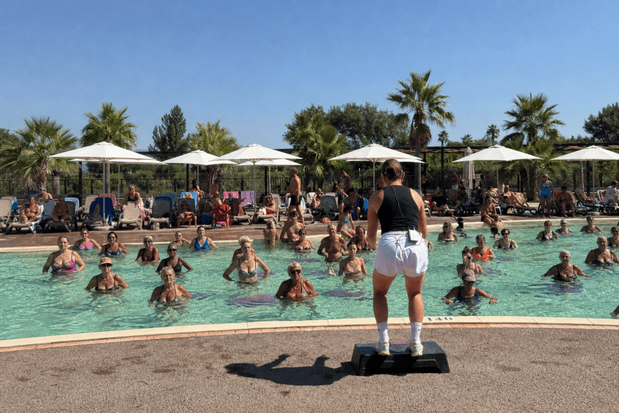 JULI AUF DEM CAMPINGPLATZ SAINT-AYGULF PLAGE: DER SOMMER IST IN VOLLER BLÜTE