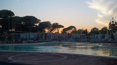Bild AUGUST AUF DEM CAMPINGPLATZ SAINT-AYGULF PLAGE: DER URLAUB GEHT BIS IN DIE SPÄTE NACHT WEITER