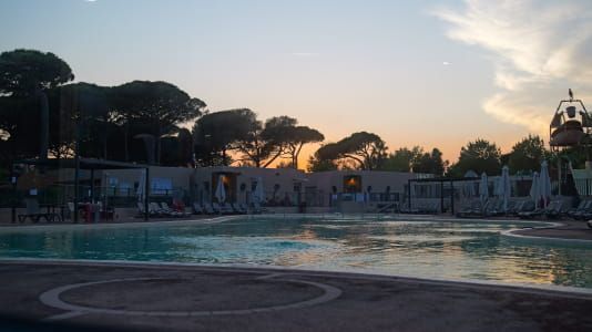 image AUGUST AUF DEM CAMPINGPLATZ SAINT-AYGULF PLAGE: DER URLAUB GEHT BIS IN DIE SPÄTE NACHT WEITER