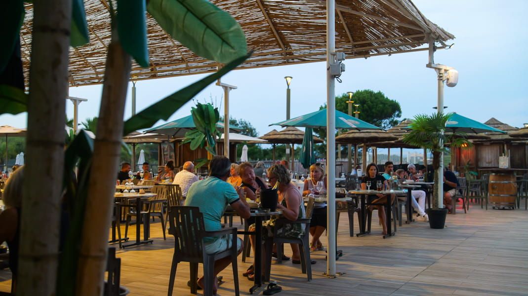 AUGUST AUF DEM CAMPINGPLATZ SAINT-AYGULF PLAGE: DER URLAUB GEHT BIS IN DIE SPÄTE NACHT WEITER